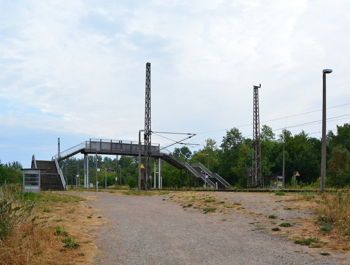 Etwas außerhalb liegt der Haltepunkt Barleber See. 1976 eröffnet wird er saisonal in den Sommermonaten bedient, während in den Wintermonaten durchgefahren wird. Obwohl der Haltepunkt sehr abgelegen ist und hier fast nie etwas los ist, ist der Haltepunkt nahezu frei von Vandalismus. Verändert hat sich der Haltepunkt seit seiner Eröffnung kaum. Einzig die Wartehäuschen und die Beschilderung haben sich nach der Wende geändert.

Barleben 22.07.2018