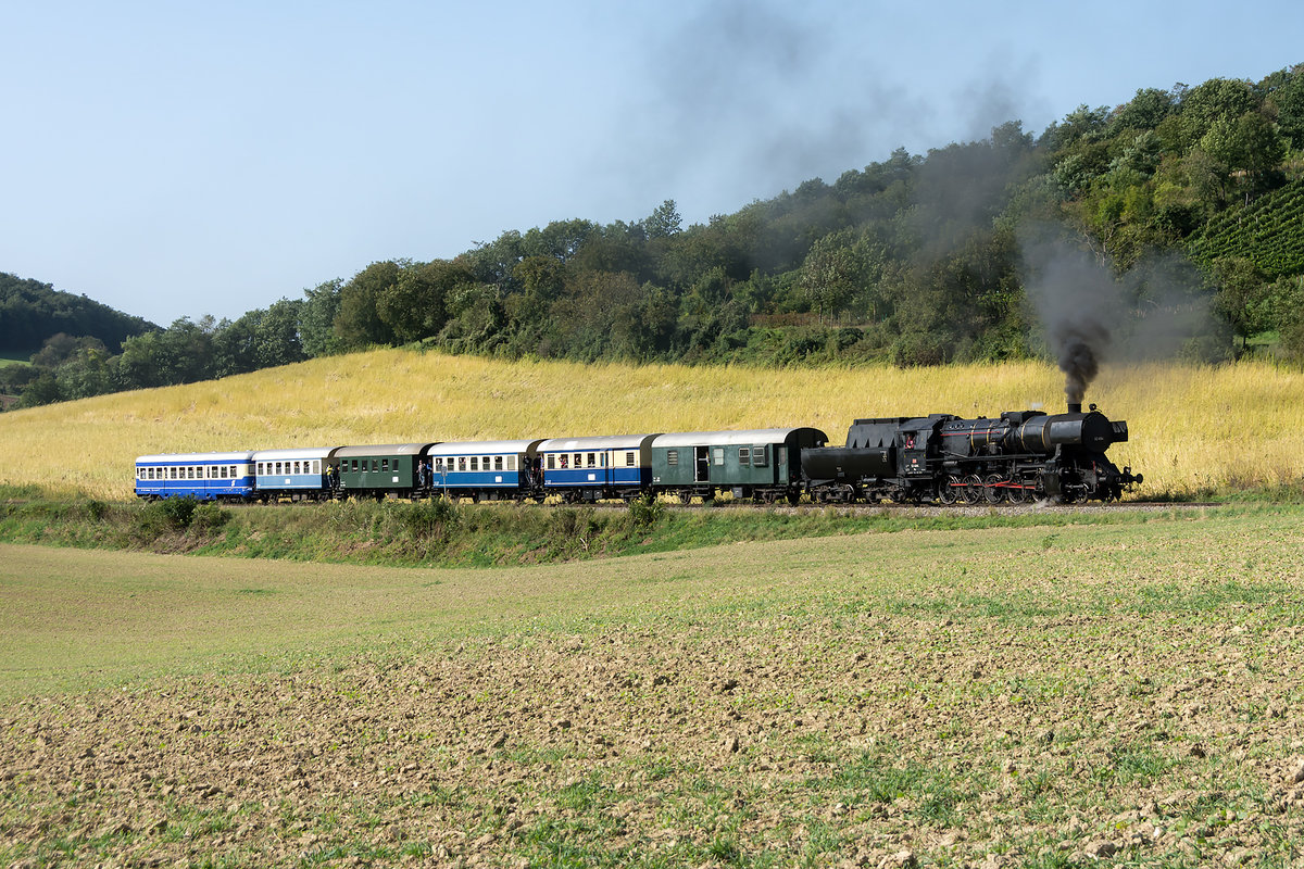Etwas bergauf geht es nach Wetzleinsdorf in Richtung Ernstbrunn. Die Aufnahme des Dampfsonderzug von Wien Pratersten nach Ernstbrunn zum Dampfeisenbahnromantik- und Regionalbahntag entstand am 20.09.2020.