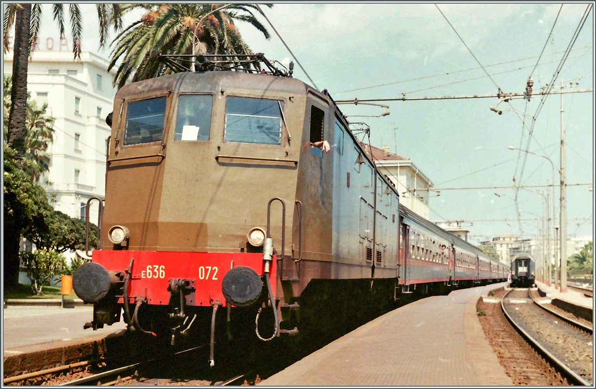 Etwas Bild dominierend zeigt sich hier die E 636 072 mit ihrem Eilzug nach Ventimiglia beim Halt in San Remo im Sommer 1985. 