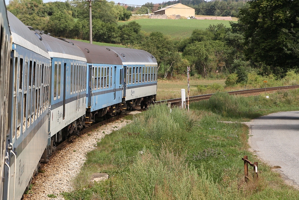 Etwas, daß auch immer seltener wird: Bei offenem Fenster die Landschaft geniessen. Strecken-Km 179,1 der ehemaligen NÖNW-Bahn, aufgenommen am 11.August 2019 aus dem offenem Fenster im R 661  Rozmberk  (Plzen hl.n. - Brno hl.n.).