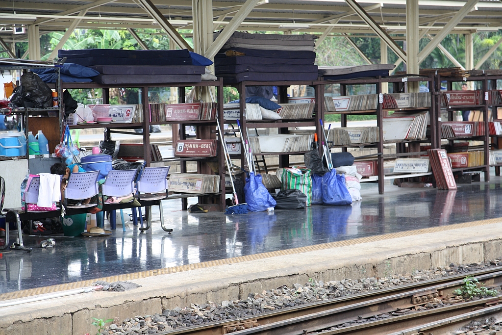 Etwas, daß es bei uns schon lange nicht mehr gibt sind Zuglaufschilder: Aufbewahrungsregale der Zuglaufschilder in der Hua Lamphong Station am 27.März 2017.