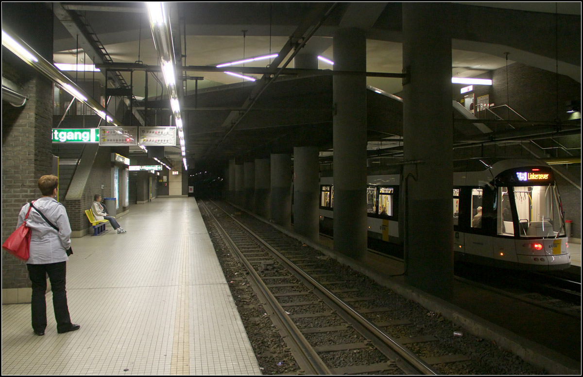 Etwas dunkel -

Die Bahnsteigebene der Pre-Metro Station Van Eden auf dem Linkerover in Antwerpen. Der Tunnel unter der Schelde mit dieser U-Station ging 1990 in Betrieb. Im Gegensatz zu vielen Pre-Metro Stationen liegen hier die Gleise nicht übereinander. 

19.06.2016 (M)