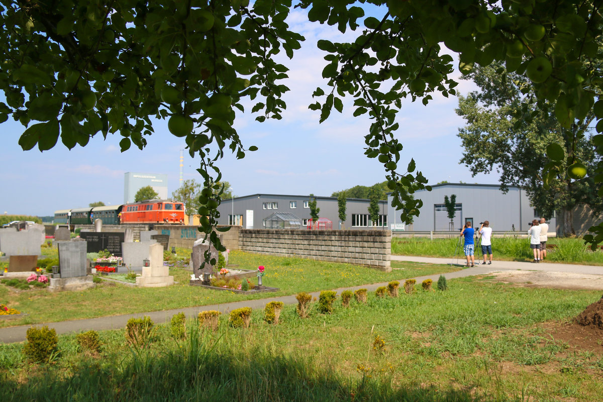 Etwas enttäuscht war ich an diesem Tag der damals mein erster als Begleiter einer solchen  Fotofahrt  war.
Das Verhalten einiger meiner  Artgenossen  war schlichtweg  zum  Kot...  nicht so hier im Bild. 
Am Friedhof vorbei erwartet das Model 2143.35 eine kleine Runde Fotografen. 
25.07.2015
