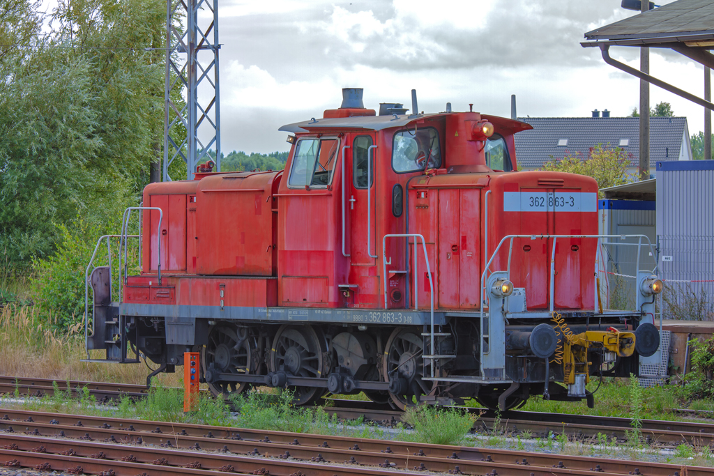 Etwas farblich verblasste 362er Lok auf dem Bahnhof Stralsund. - 28.08.2013