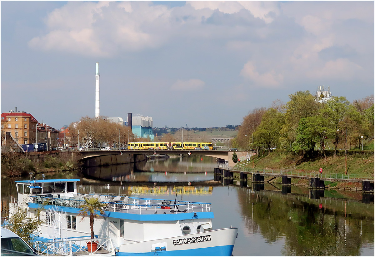 Etwas Gelbes zwischen dem Weiß-Blau des Himmels und dem Weiß-Blau des Schiffes - 

Ein Stadtbahnzug auf der Linie U13 auf der Rosensteinbrücke in Stuttgart Bad Cannstatt. Rechts oberhalb der Stadtbahn ist das Viadukt der Schusterbahn erkennbar. Markant auch das Kraftwerk Münster.

20.04.2021 (M)