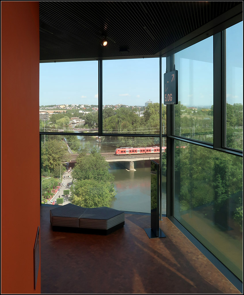 Etwas getönte Aussicht -

... auf die hier sehr grüne Stadtlandschaft von Heilbronn und dem roten Zug der Baureihe 425 auf der Neckarbrücke. Ausblick vom Neubau der Experimenta.

01.08.2019 (M)