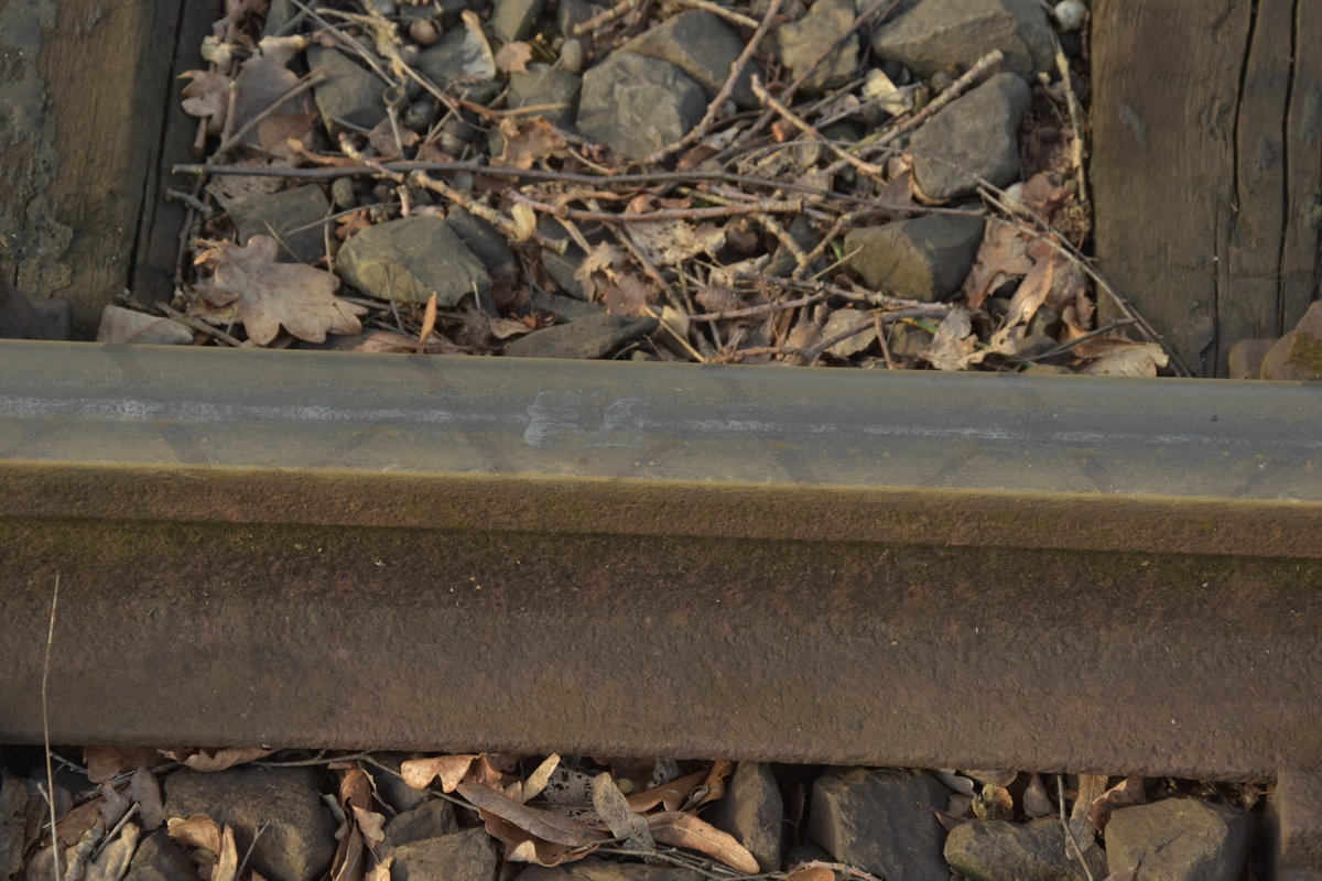 Etwas Kurioses für Zweiwegefahrzeugfreunde, Reifenspuren auf dem Schienenkopf.
Hier in Witten Herbede auf der unteren Ruhrtalbahn. Auf dieser Strecke fahren auch die Züge der Ruhrtalbahn von Bochum Dahlhausen nach Hagen Hbf. Jetzt im Winter bleibt Zeit an der Strecke zu bauen. Samstag 3.2.2017