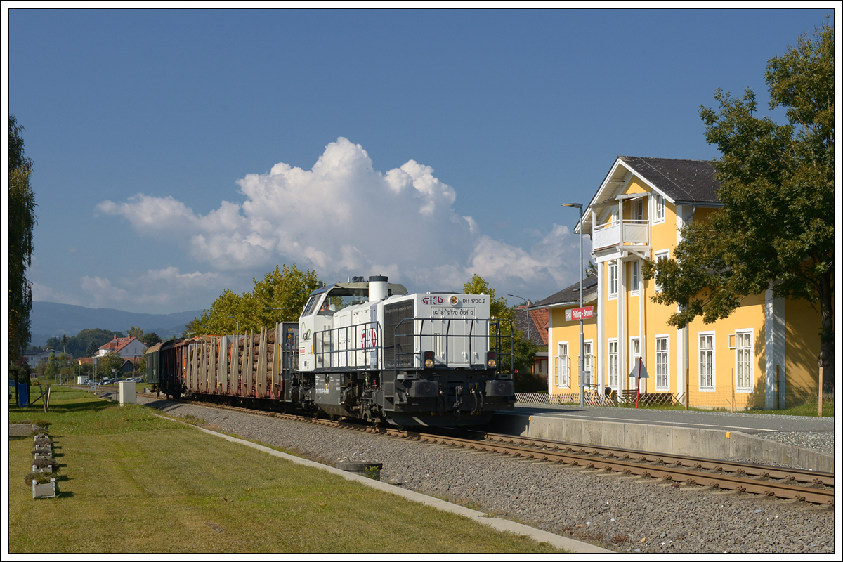 Etwas länger war der VG 71382 am 10.9.2018 bei der Rückfahrt von Wies nach Graz. Einst ein großer Bahnhof mit fünf Gleisen, ist Pölfing-Brunn heute nur mehr eine Haltestelle. Das Bahnhofsgebäude, welches seit Jahren bereits im Privatbesitz ist, ist erhalten geblieben, und steht aktuell zum Verkauf.
