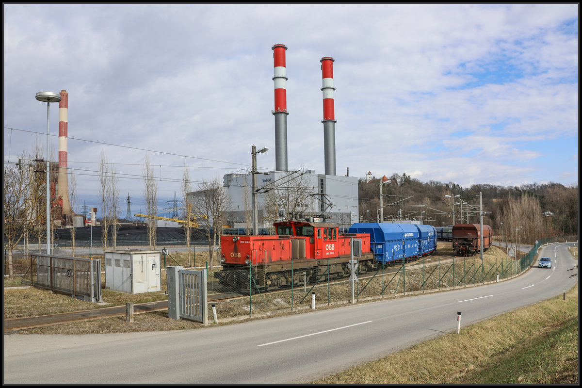Etwas mehr als ein Kilometer ragt die Anschlussbahn von der Südbahn ins Werksgelände der Kraftwerksgruppe Mellach. 
Hier schiebt 1063.013 frische Kohle ins Werksgelände. 
8.03.2019
