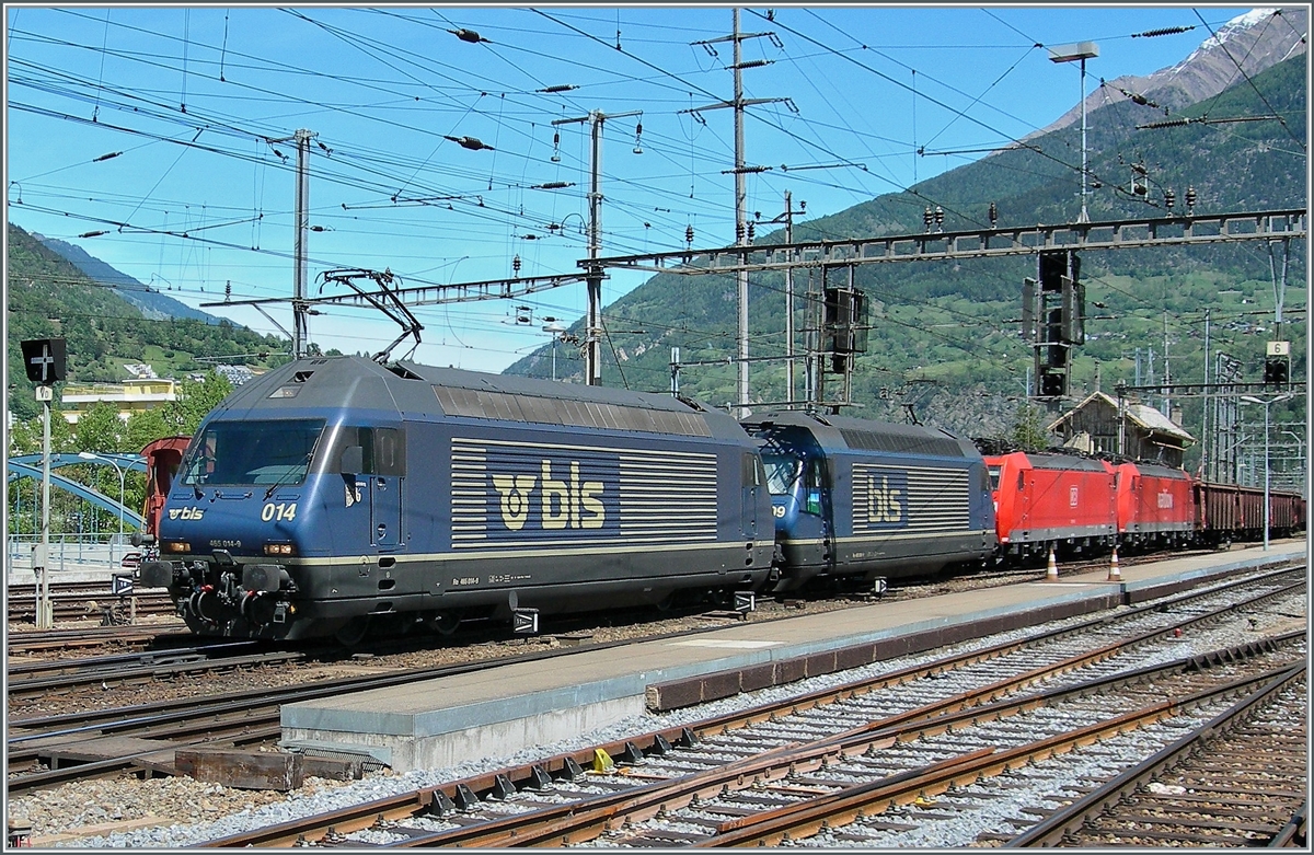 Etwas mehr als eine Lok: Die beiden BLS Re 465 014 und 009 ziehen zusammen mit den beiden DB 185 in Brig einen Tonerdezug in Richtung Norden und werden dazu über die Lötschberg fahren. (der LBT war zu dieser Zeit noch im Bau). 

10. Mai 2007