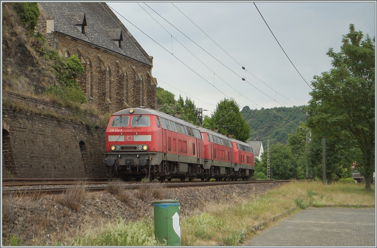 Etwas mehr als eine Lok: Mit der 218 412-5 an der Spitze fährt der aus drei 218 bestehende Lokzug bei Winningen an der Moselstrecke in Richtung Westen. 

20. Juni 2014