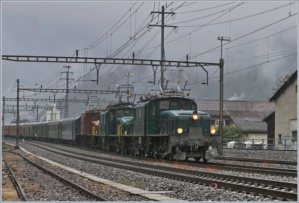 Etwas mehr als eine Lok: Zum Jubiläum  100 Jahre Krokodil  verkehrte ein Extrazug, der von den drei Krokodilloks Ce 6/8 III 14305 (9185 4601 305-6), SOB Be 6/8 III 13302 (91 85 4601 302-3) und Ce 6/8 II 14253 (91 85 4601 253-8) von Erstfeld nach Bellinzona gezogen wurde. Dieses Bild entstand in Ambri-Piotta. 
Ab Bodio wurde dem Trio noch eine ETCS taugliche Re 4/4 II vorgespannt.

19. Oktober 2019