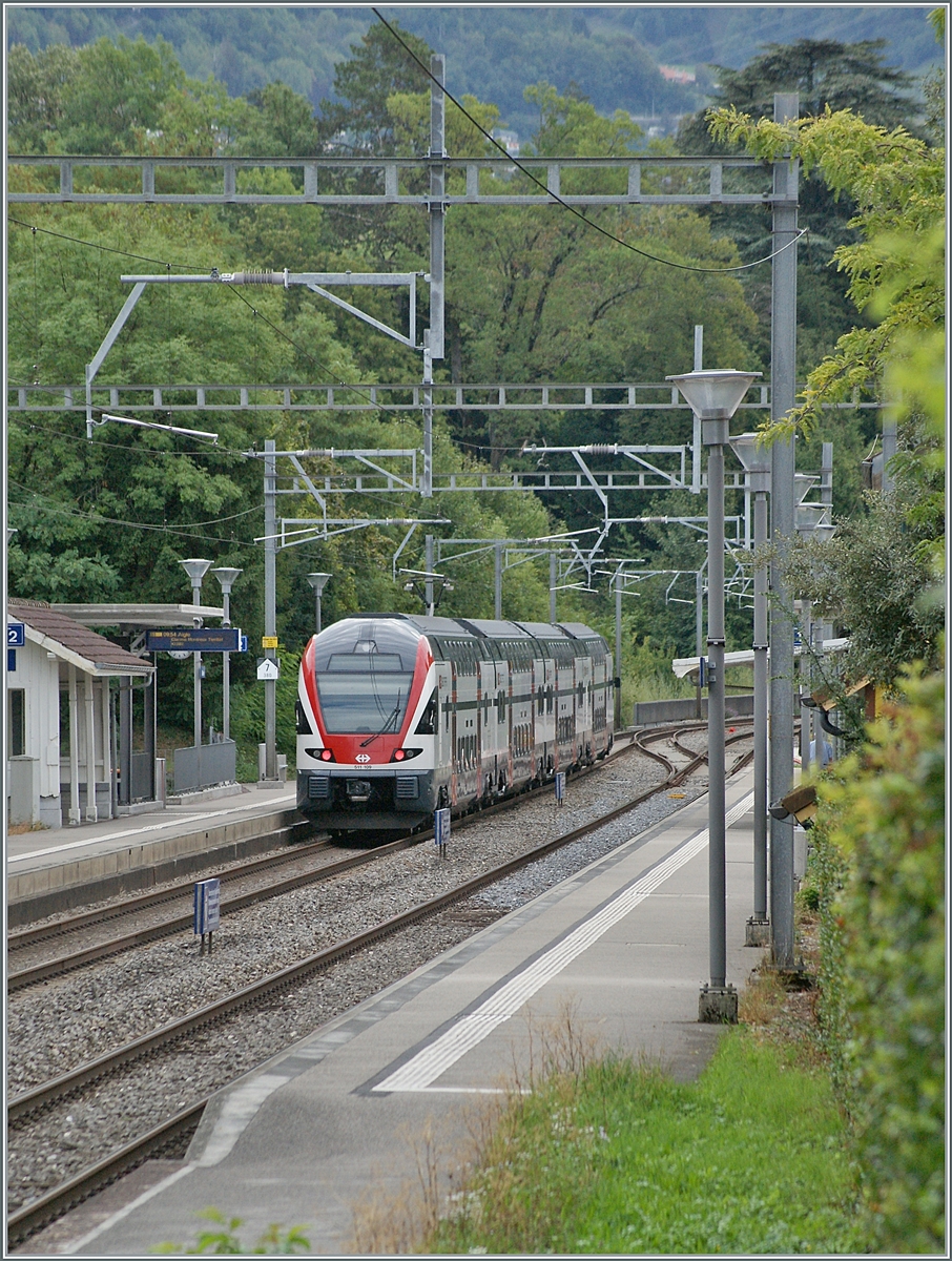 Etwas mit dem Teleobjektiv rumgefuchtelt: Mit meiner vierzehn Jahre alten Sony A350 und einem Teleobjektiv vertrieb ich mir in Burier die Zeit. Das erste Bild zeigt den SBB RABe 511 109 als S5 von Grandson nach Bex beim der Abfahrt in Burier. 

7. Sept. 2022