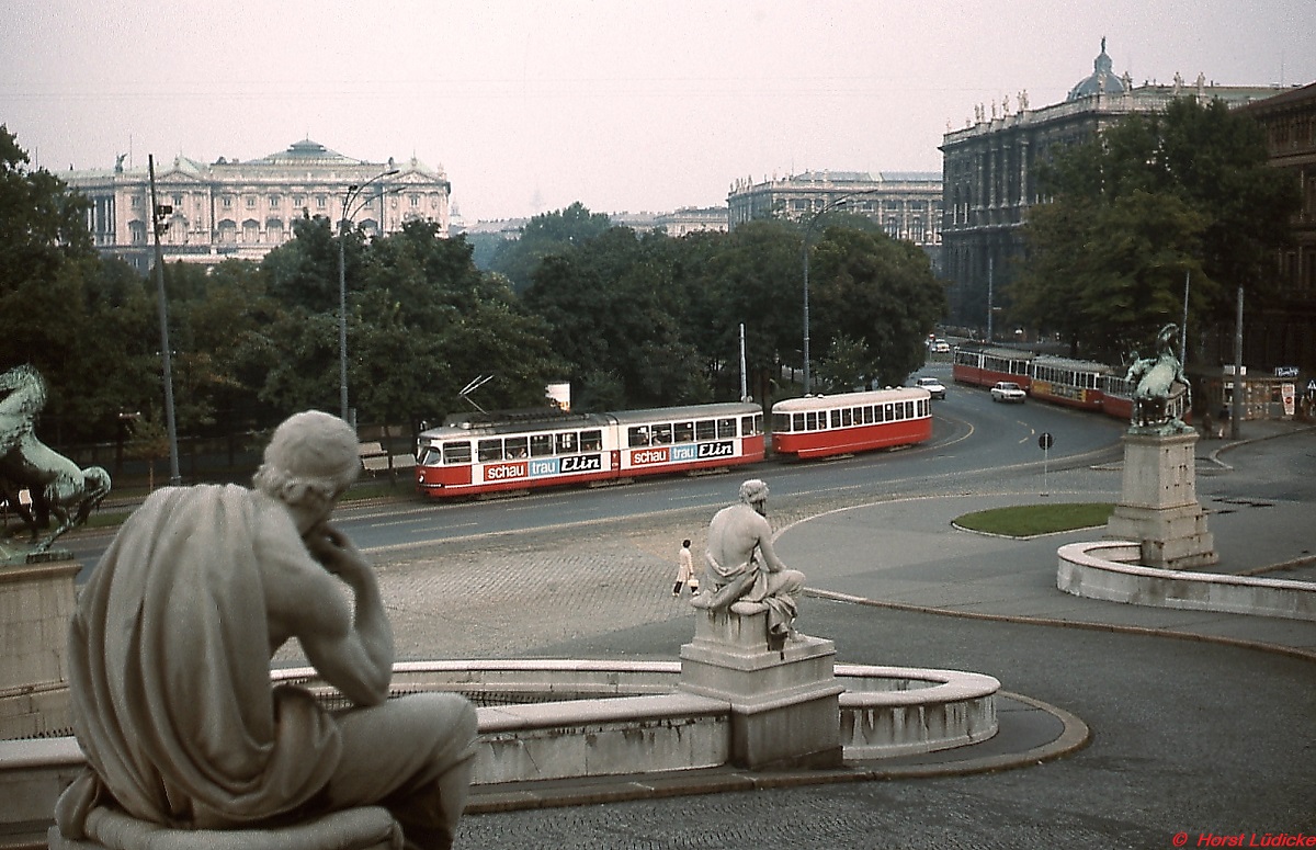 Etwas nachdenlich scheint die Statue vor dem Wiener Parlament den auf dem Ring fahrenden E1-Triebwagen der WVB zu betrachten (August 1975)