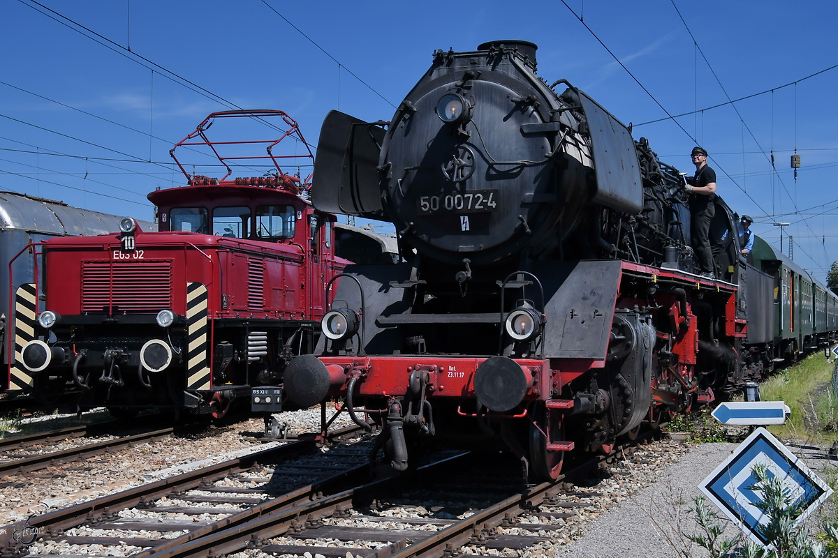 Etwas Nachjustierung mit dem Hammer. 50 0072-4, Baujahr 1940 & E 63 02, Baujahr 1935 Anfang Juni 2019 in Nördlingen.