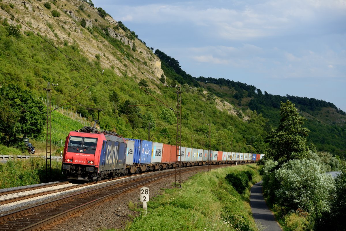 Etwas Neulack oder Pflege würde der 482 048 der SBB Cargo bestimmt nicht schaden, die hier bei Gambach mit ihrem DGS 95362 von Nürnberg Hafen nach Dradenau fährt (03. August 2013).