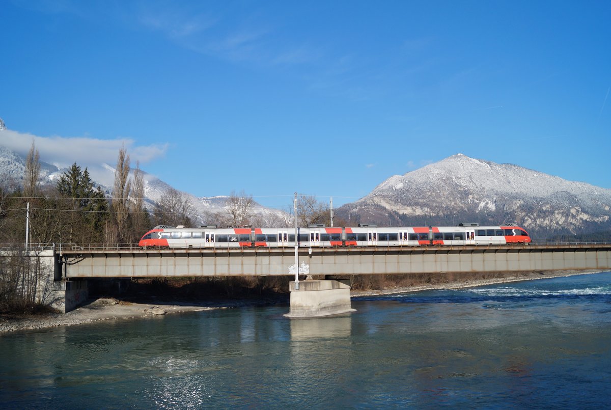 Etwas Neuschnee hat die Berge im Tiroler Unterland leicht angezuckert. 4024 090-5 ist als REX 5216 (Kufstein - Brennero/Brenner) bei Brixlegg in Richtung Innsbruck unterwegs und quert dabei den ruhigen, türkisfarbenen Inn. (29.12.2019)