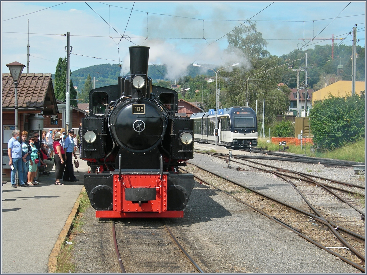 Etwas Nostalgie; dies betrifft einerseits die schöne, nun schon 102 Jahre alte G 2x 2/2 105 die bei der Blonay Chamby Bahn im Einsatz steht und in Blonay auf die Abfahrt wartet, anderseits mein heutiges  Arbeitsgeräte , meine klein Coolpix 7900, die nun schon 14 Jahre im Einsatz ist, doch etwas alt geworden, nicht mehr als  immer-mit dabei  Kamera fungiert, sondern nur noch für  Sondereinsätze  genutzt wird.

Blonay, den 16. August 2020