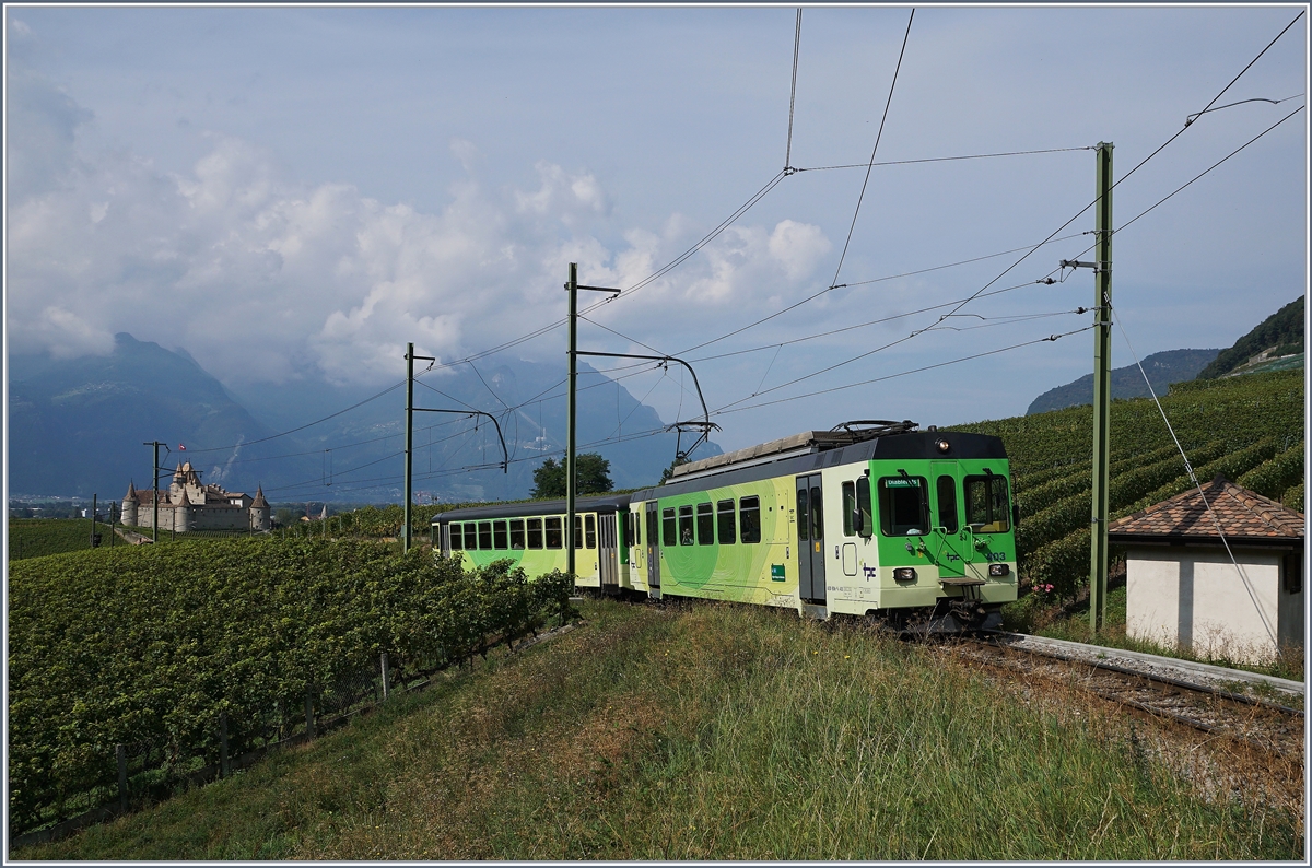 Etwas oberhalb von Aigle ist der ASD BDe 4/4 403 mit seinem Bt als Regionlazug 440 Richtung Les Diablerets unterwegs.
23. Sept. 2016