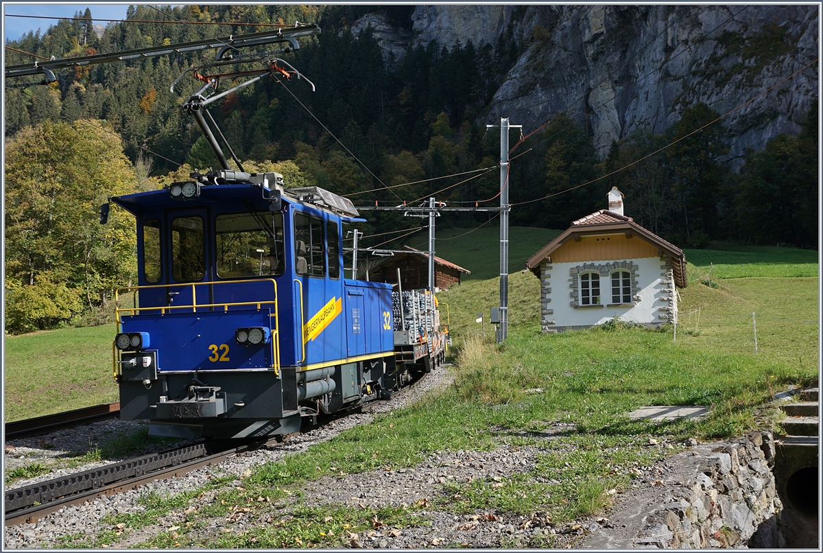 Etwas oberhalb von Lauterbrunnen schiebt die He 2/2 N° 32 einen Material- Zug in Richtung Kleine Scheidegg. 

16. Okt. 2018