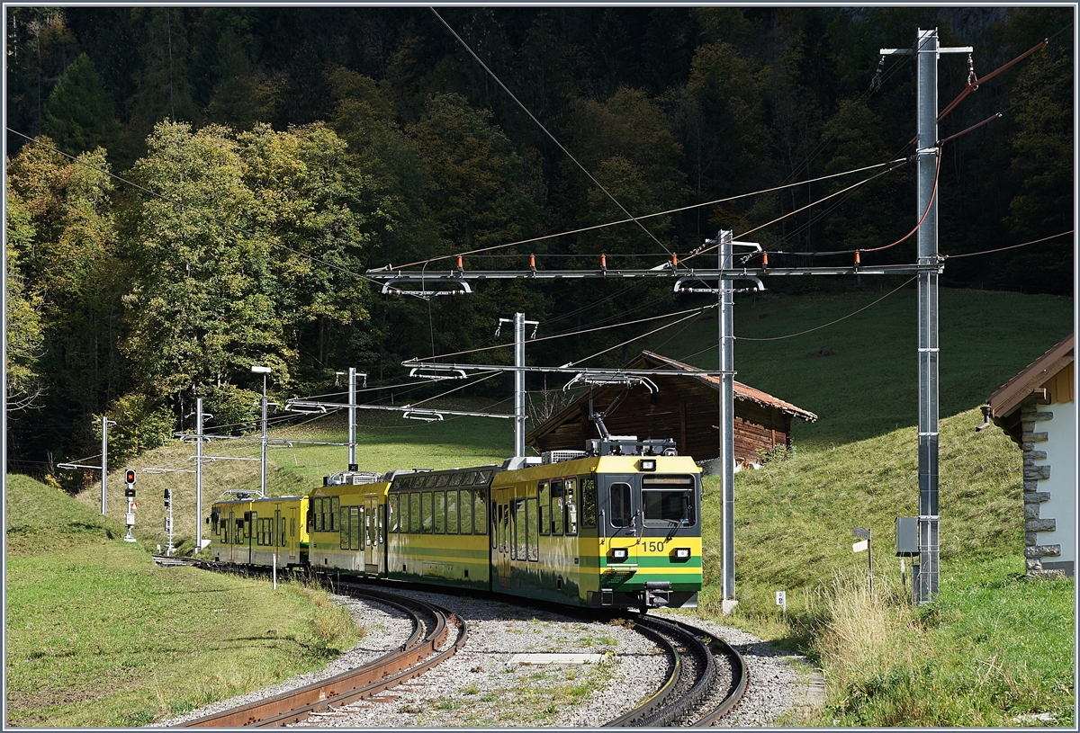 Etwas oberhalb von Lauterbrunnen schiebt der WAB Pano Bhe 4/8 150 seinen Zug Richtung Kleine Scheidegg.

16. Okt. 2018
