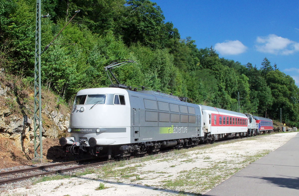 Etwas plump wirkt 103 222 in ihrer grauen Railadventure-Lackierung schon. Aufgenommen wurde sie in Westerstetten am 07.08.2017, nachdem sie die Fuhre aus der Hybridlok 1002 003 und zwei Wagen von Trier auf die Alb gebracht hat.