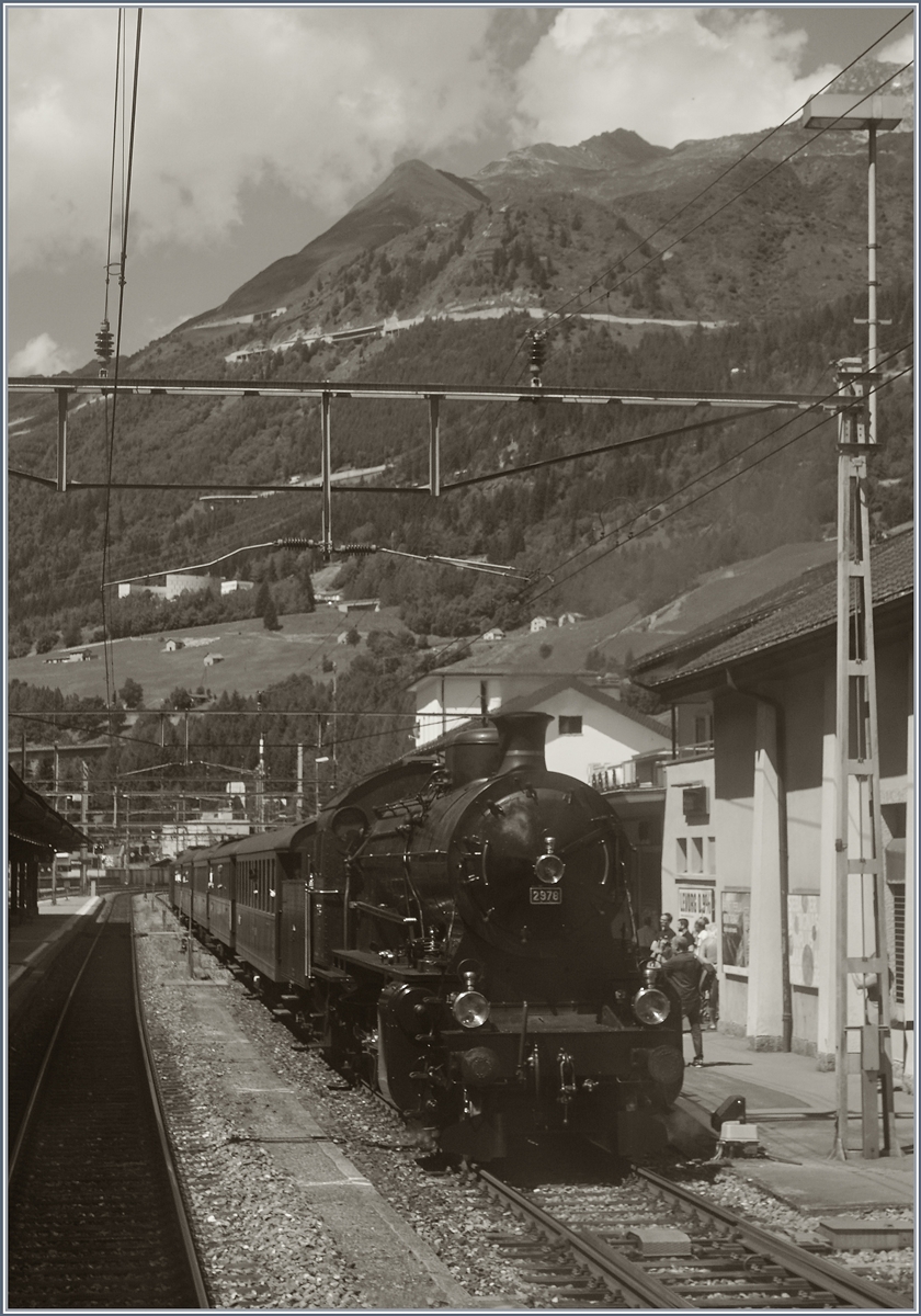 Etwas Rauch, ein wenig Dampf und Betriebsspuren am Rckfenster des letzen IR Wagens bescherten mir dieses Bild der C 5/6 2978, die mit ihrem SRF Extrazug in Airolo auf die Weiterfahrt Richtung Biasca wartet.
28. Juli 2016
