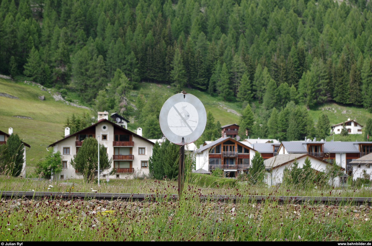 Etwas seltsam mutet dieses Schild schon an, das da mitten im Sommer bei Bever am Bahndamm steht. Aber ich bin sicher, im Winter hat es seine Berechtigung - ist doch das Engadin voll von schneesicheren Skigebieten.
Fotografiert am 7. Juli 2014.