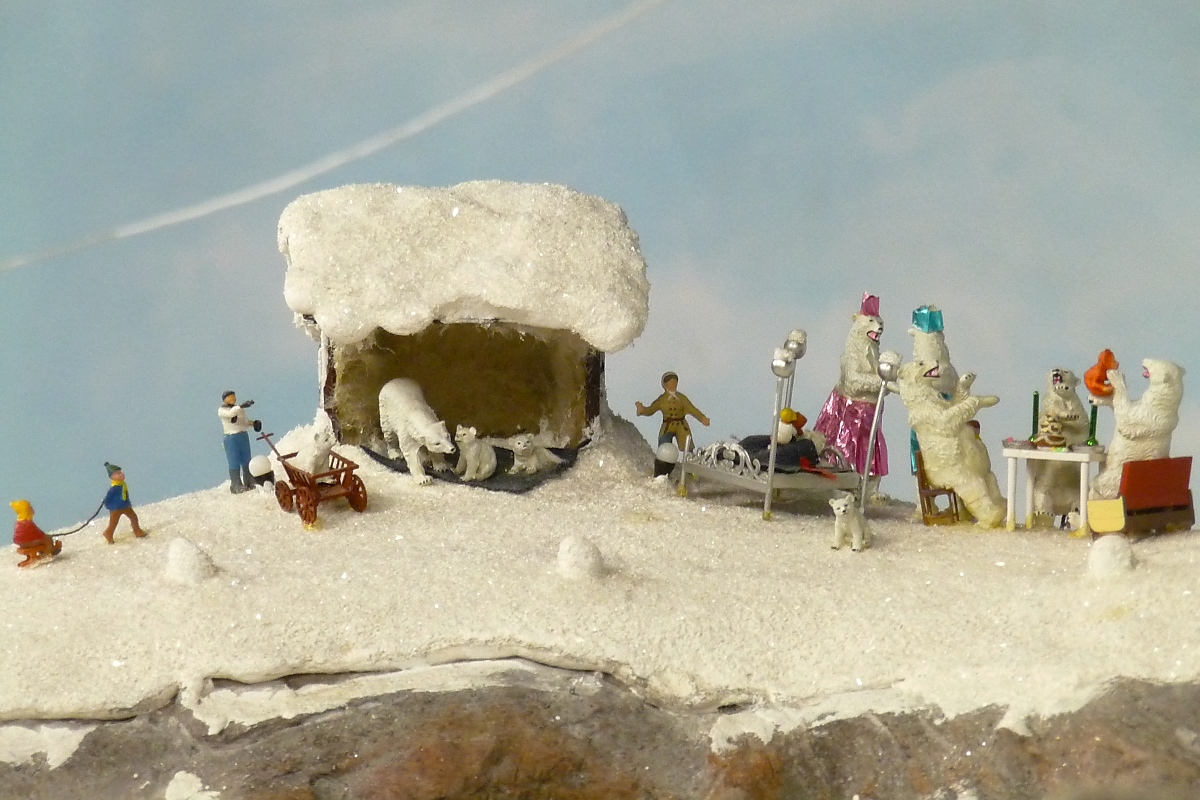 Etwas skurrile Szene mit Eisbären im MiWuLa Hamburg, 8.9.15 