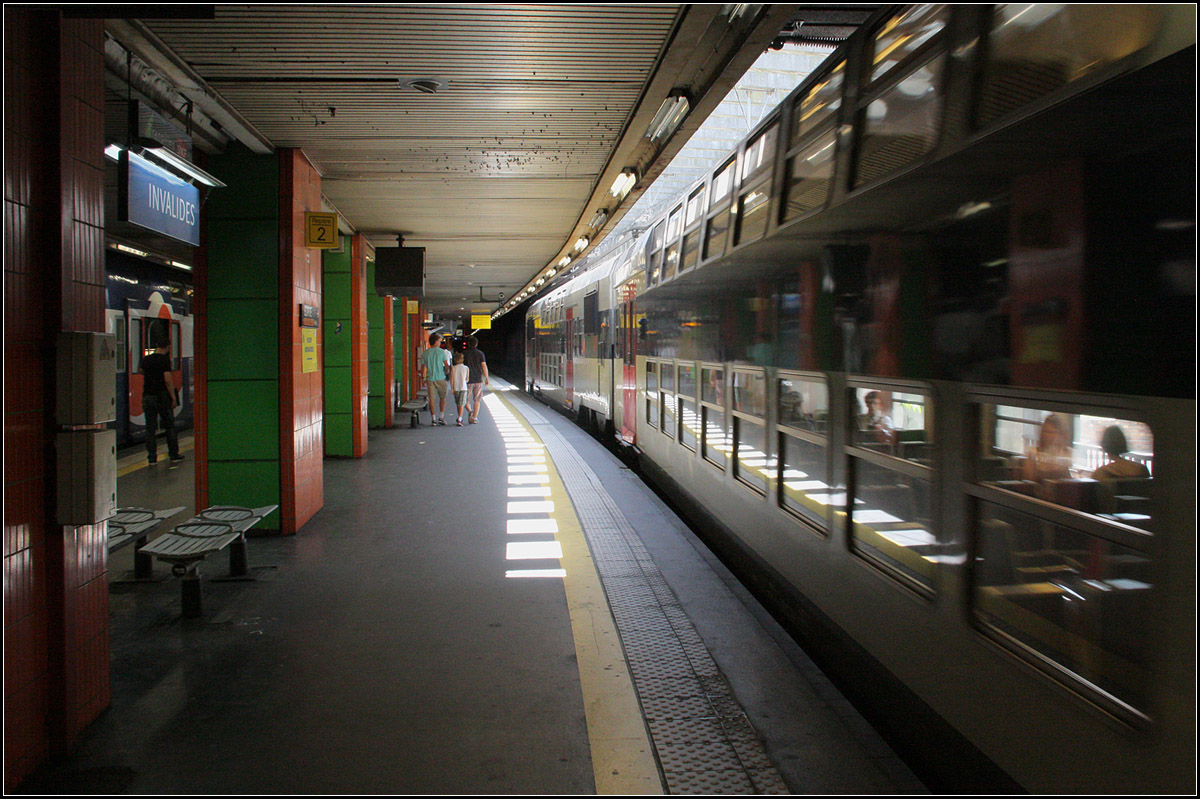 Etwas Sonne im Untergrund -

Auch in den unterirdischen Bahnhof Invalides fällt Tageslicht. Durch die 1979 eröffnete Tunnelverbindung der beiden früheren Endbahnhöfen Invalides und Gare d'Orsay entstand die Stammstrecke der Pariser RER-Linie C.

16.07.2012 (M)