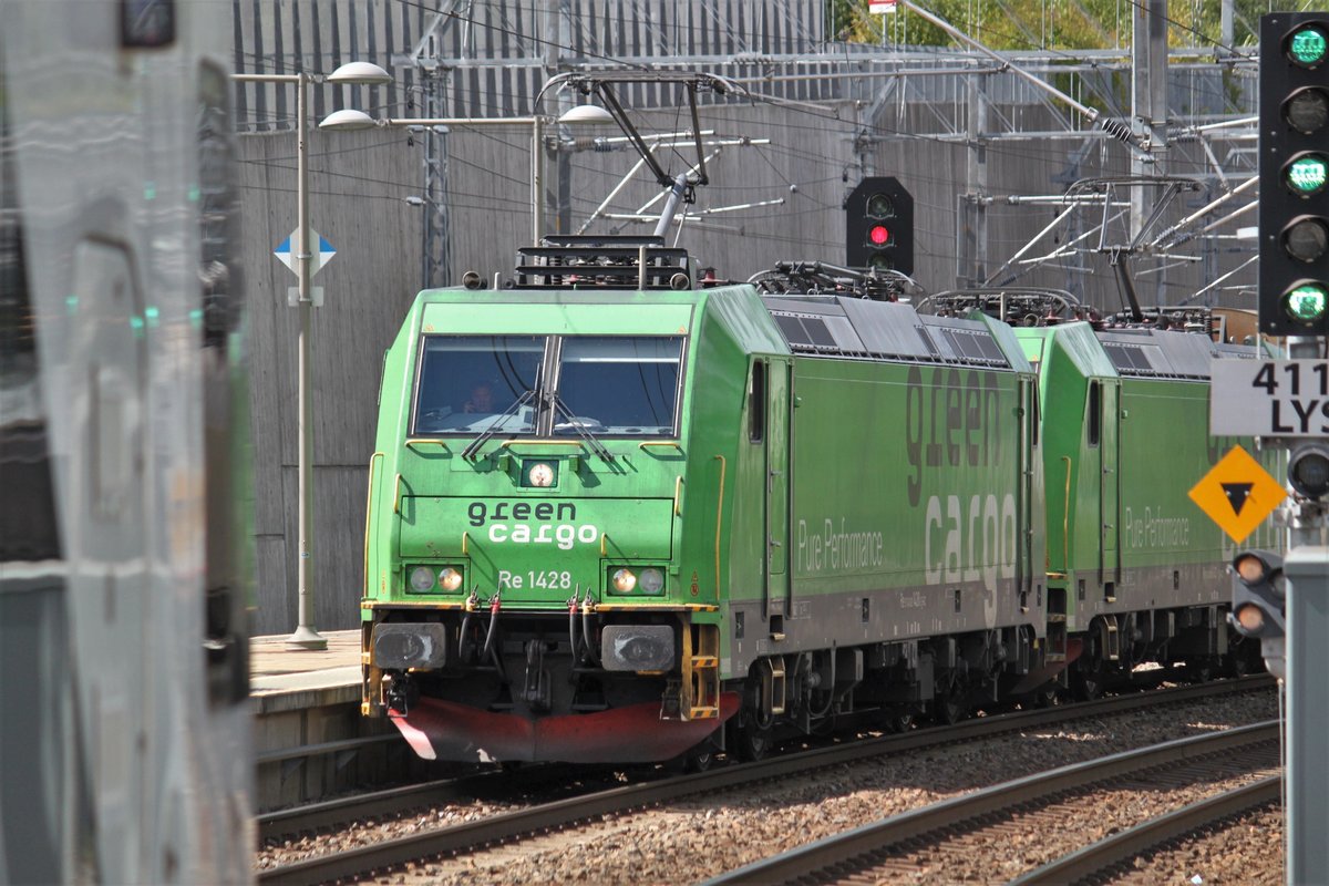 Etwas überaschend durchfuhren am 31.07.2017 zwei Loks der Reihe Re von Green Cargo den Bahnhof Lysaker mit einem Güterzug in Richtung Oslo.