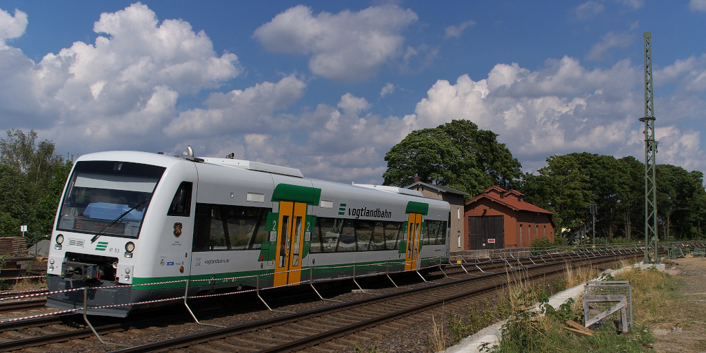 Etwas unaufgerumt sieht es am 10.08.2013 in Schngerg/Vogtland aus. Die Elektrifizierungsarbeiten bringen erwecken den ehemaligen Bahnknoten aus seinem Dornrschenschlaf. Im Zweistundentakt halten nur noch die Triebwagen der Vogtlandbahn auf der Relation Zwickau - Hof in Schnberg. VT 53, ein noch ziemlich neues Fahrzeug der VB hat Einfahrt in Schnberg. Der Triebwagen wurde getauft auf den Namen der Stadt Adorf im Vogtland. Bahnstrecke 6362 Leipzig - Hof