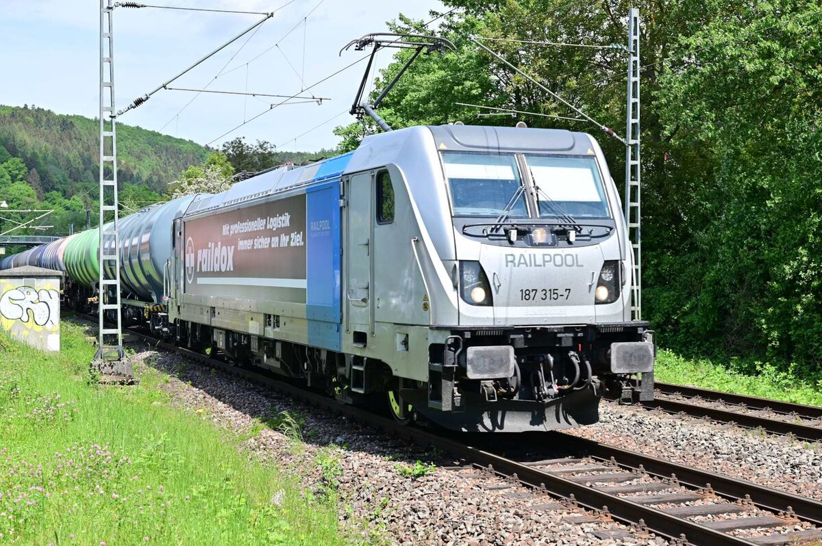 Etwas unerwartet kam dann noch kurz vorm heutigen Audizug die 187 315-7 von Raildox mit einem leeren Öler durch Neckargerach gen Neckarelz gefahren, wo es dann weiter ging ob nach Würzburg oder aber gen Stuttgart wäre reine Spekulation. Freitag 13.Mai 2022