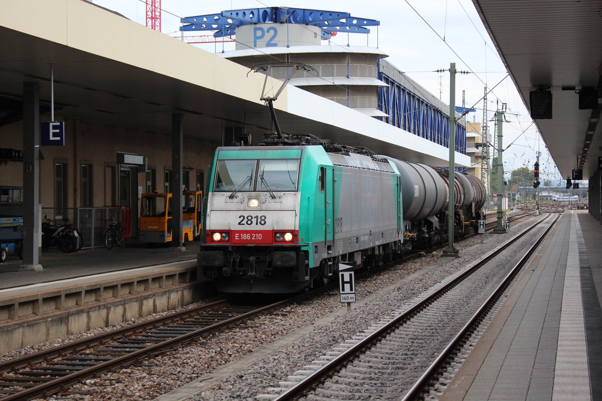 Etwas unterfordert ist 186 210 als sie mit einem kleinen Güterzug den Hauptbahnhof Mannheim durchfährt. Aufnahmedatum: 04.10.2017