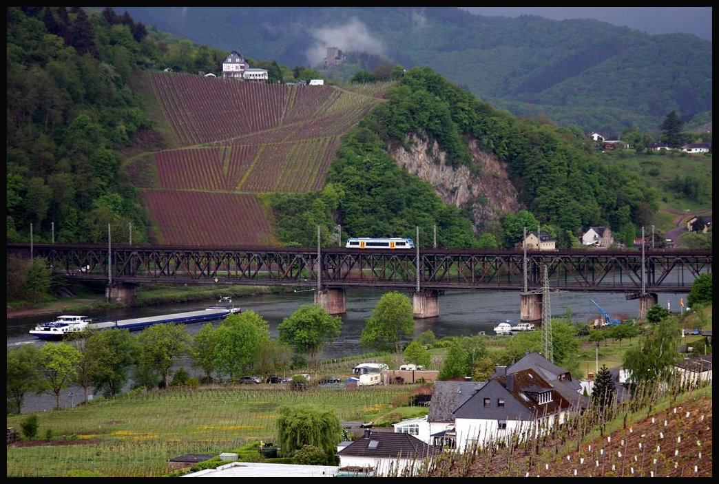 Etwas verloren wirkt der VT der Moselweinbahn auf der Moselbrücke in Bullay. Am 29.04.2018 kam er um 10.17 Uhr aus Traben Trabach nach Bullay, als die Nulli Cedo gerade unter der Brücke durchfuhr.