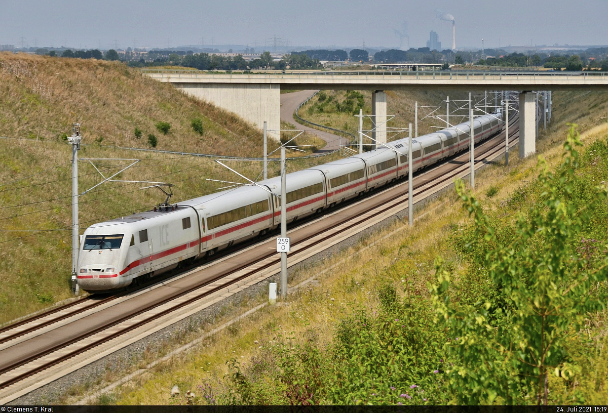 Etwas verspätet eilt 401 568-1 (Tz 168  Crailsheim ) bei Mücheln (Geiseltal) über die Schnellfahrstrecke. Mit einem planmäßigen Aufenthalt von 8 Minuten in Erfurt Hbf (Abfahrt: 15:32 Uhr) lässt sich wieder etwas Zeit aufholen.
Aufgenommen von der Straßenbrücke K 2162.

🧰 DB Fernverkehr
🚝 ICE 707 (Linie 18) Hamburg-Altona–München Hbf [+15]
🚩 Neubaustrecke Erfurt–Leipzig/Halle (Fv1)
🕓 24.7.2021 | 15:19 Uhr