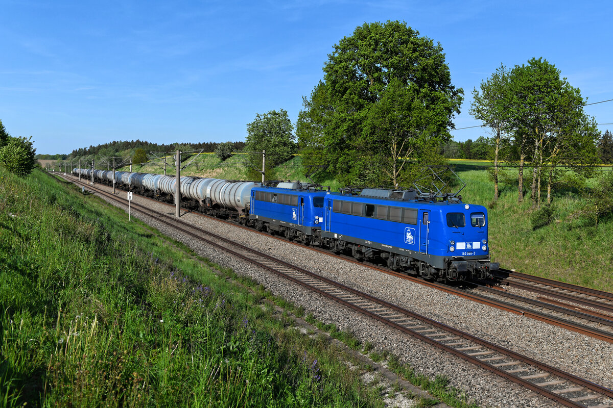 Etwas Verspätung und eine Umleitung über Ingolstadt machten dieses Foto möglich. Bei Vierkirchen gelang eine Aufnahme der bestens gepflegten 140 050 und 007 der Press, die den Kesselwagenzug DGS 95437 von Wilhelmshaven Ölweiche nach München Milbertshofen brachten. Regulär verkehrt diese Leistung über Donauwörth und Augsburg. 