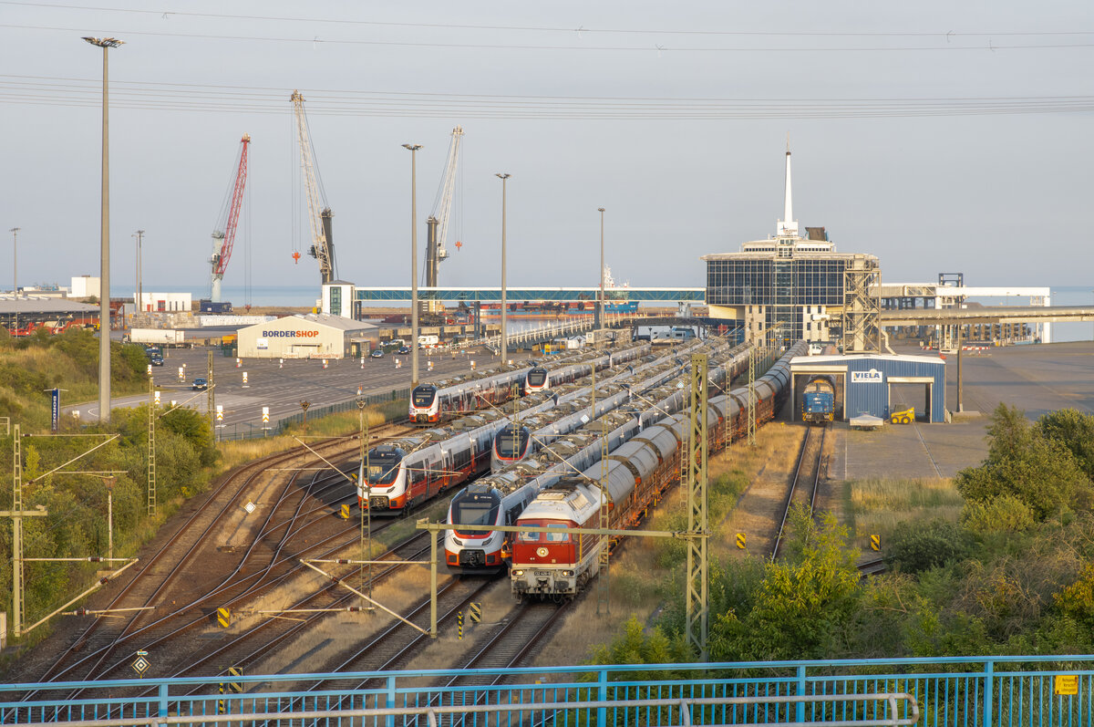 Etwas versperrter, aber anders auf (kostenlos), legalem Weg nicht möglich. Blick auf den Fährhafen Sassnitz Mukran am Abend des 19.07.2022. 