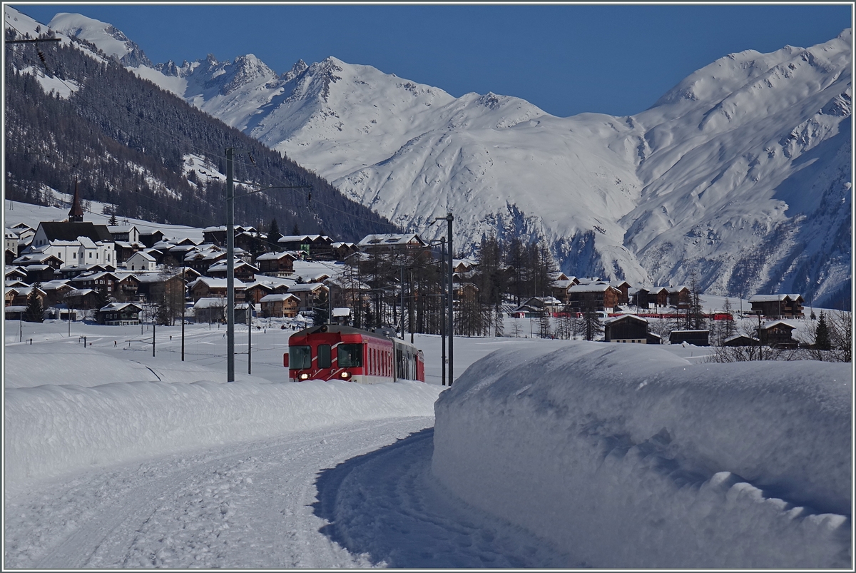 Etwas versteckt rollt der MGB Regionalzug 531 bei Münster am Winterwanderweg vorbei.
20. Feb. 2014