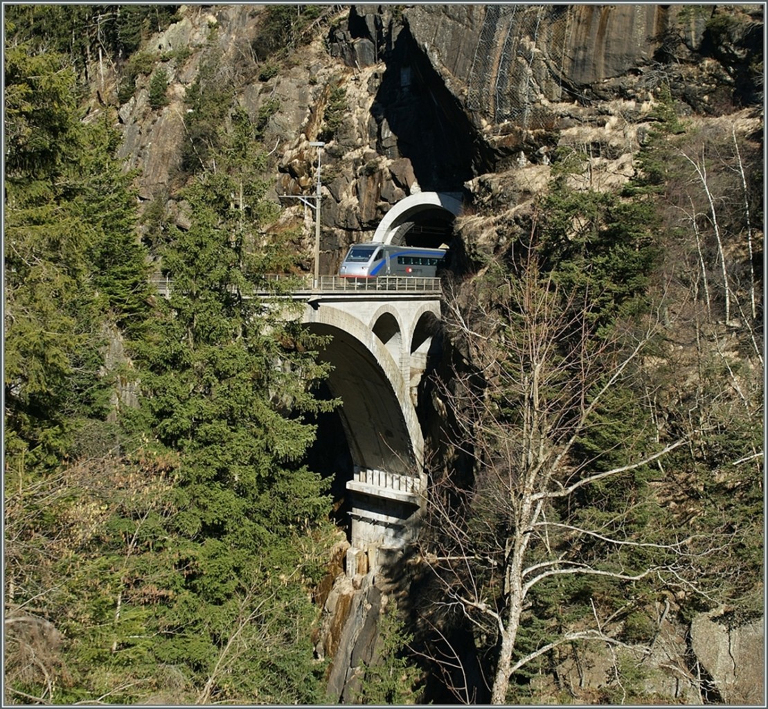 Etwas versteckt zeigt sich die letze der drei Brücken, die Obere Meienreuss-Brücke, welche zwischen dem 1090 Meter langen Leggistein Kehrtunnel und dem kurzen Meinenkreuz Tunnel liegt.
14. März 2014