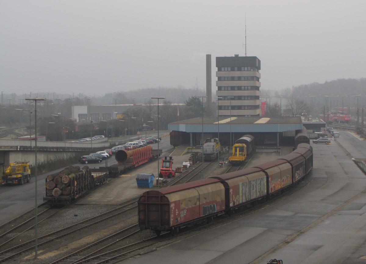 Etwas versteckt zeigte sich die Schweerbau 277 031-1 am 19.02.2016 in Maschen.