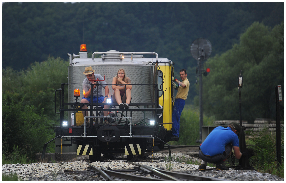 Etwas warten hieß es nach dem Deckungssignal in Preding, welches heute keine Funktion mehr hat. Um auch die Ausweiche in Wohlsdorf vom Unkraut befreien zu können, musste Kollege Ferk zuerst die Weiche aufsperren. (23.7.2015)