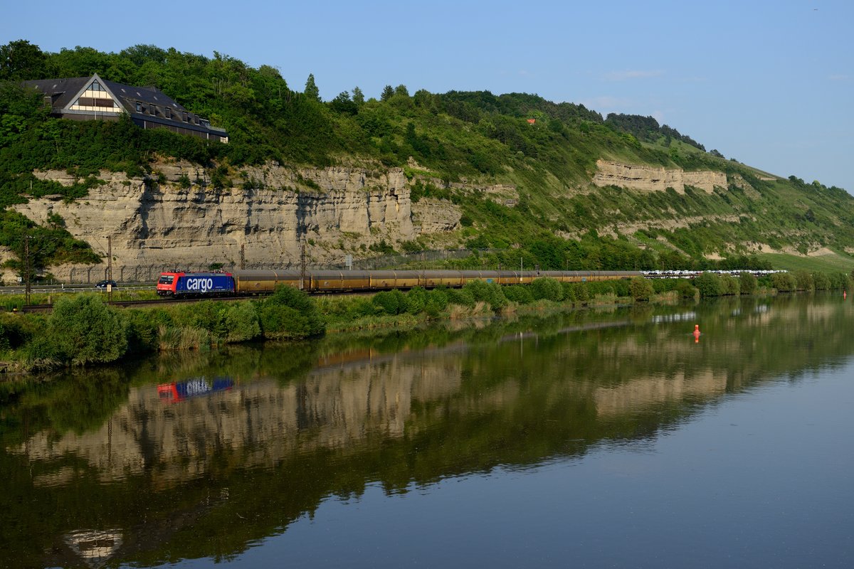 Etwas weniger Brennweite war nötig, um den DGS 75738 von Dingolfing nach Bremerhaven Kaiserhafen abzulichten, der am 17. Juni 2013 von der SBB Cargo 482 045 gezogen wurde. Aufnahmestandort war die alte Mainbrücke in Retzbach-Zellingen.