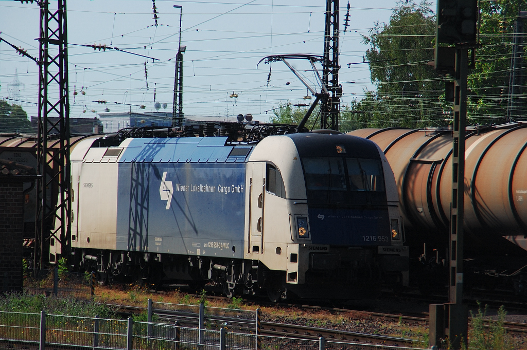 Etwas Wien in Bischofsheim ist hier in Form der 1216 953 zu sehen. 4.6.2015