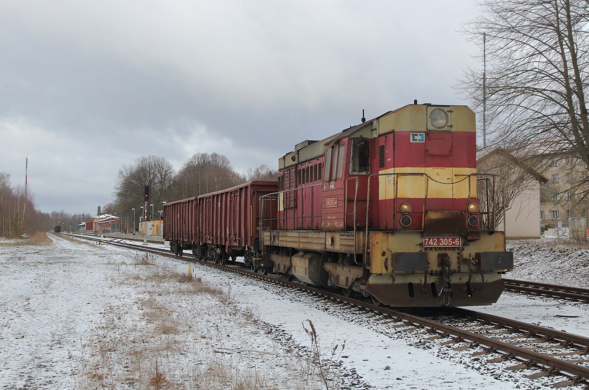 Etwas Winterstimmung am 28.03.2023 in As als die 742 305 mit 2 Eas wartet, dass sie die Anschlussladegleise befahren kann. 