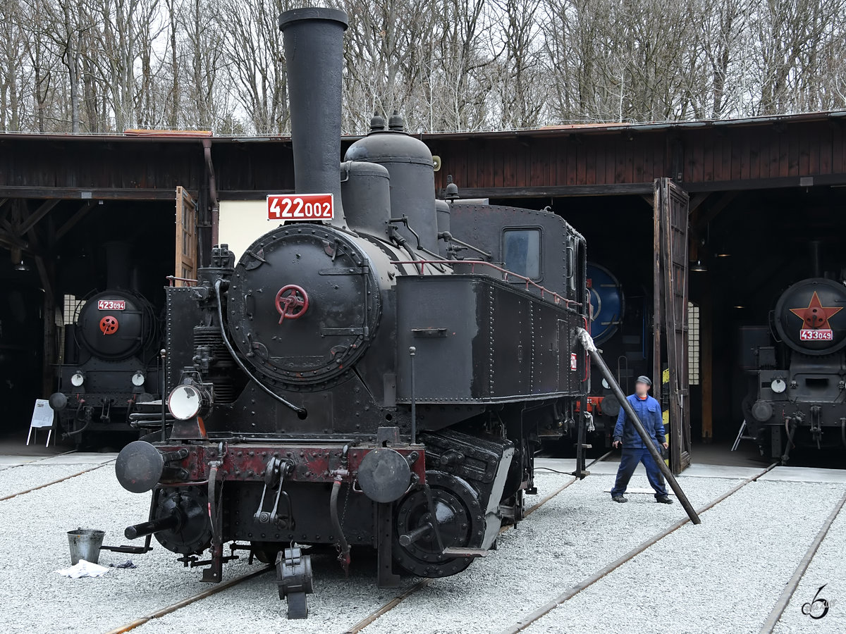 Etwas Zuwendung und Pflege für Dampflokomotive 422 002. (Lužná u Rakovníka, April 2018)