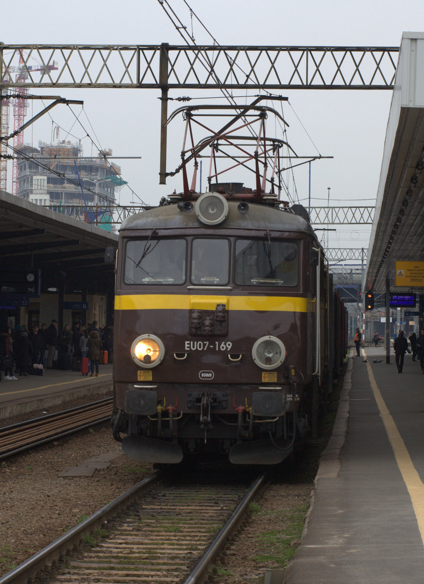 EU 07 169 in auffällig brauner Lackeirung unterwegs  für  Przewozye regionalne in Poznan.25.03.2016 12:33 Uhr 