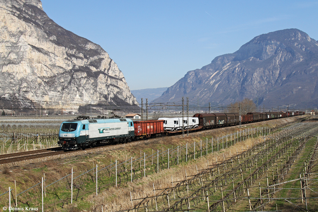 EU 43 004 mit Güterzug am 07.03.2015 bei Salorno.