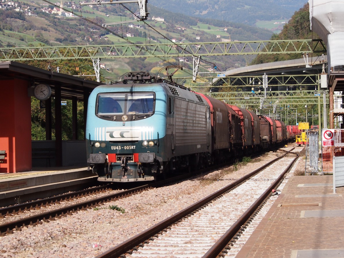 EU 43-005 zieht einen Güterzug vom Brenner Richtung Bozen. Am 20.10.14 Durchfahrt Waidbruck.