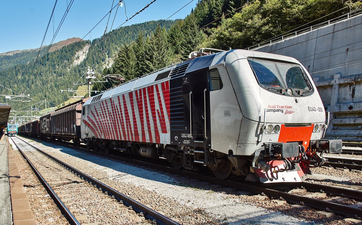 EU 43-006 (2043 006-2) von Rail Traction Company steht mit einen gemischten Güterzug im Bhf.Brenner um in Richtung Süden zu fahren.